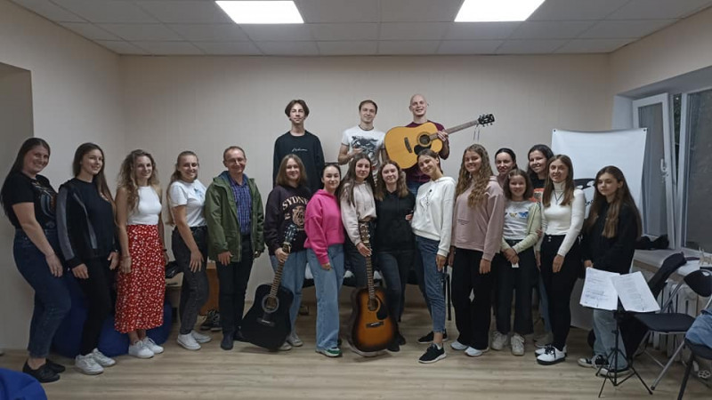 Менська гітарна школа зібрала понад 14 тисяч грн для дітей-переселенців