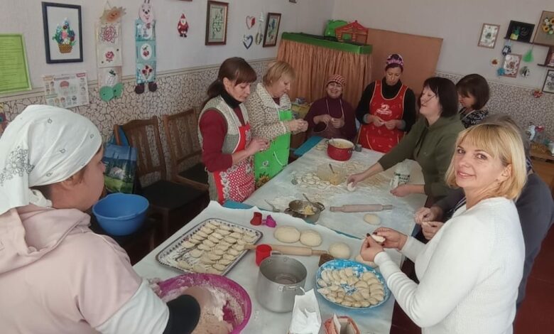 Наліпили 800 вареників: у Корюківській ОТГ колектив навчального центру збирав гроші на ЗСУ