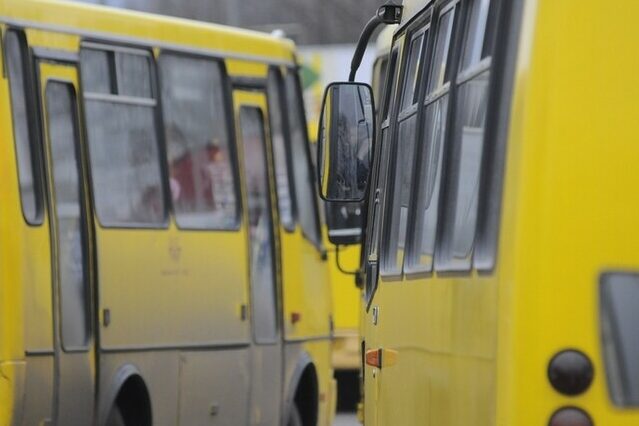 Один з автобусів Чернігова змінює напрямок руху