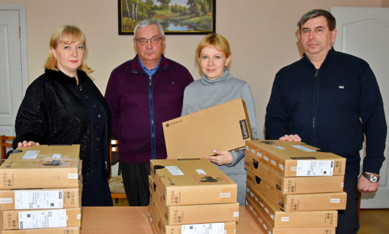 Освітяни Коропської громади отримали ноутбуки від ЮНЕСКО