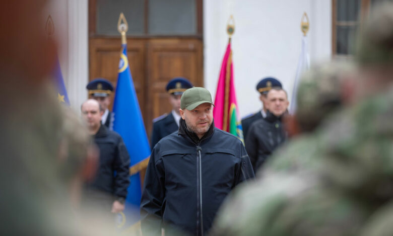 Шість поліцейських з Чернігова отримали нагородну зброю від міністра внутрішніх справ