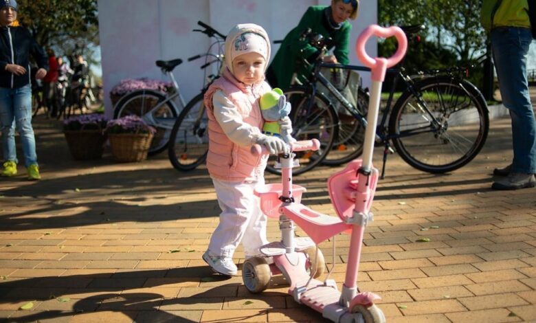Свято краси та мобільності: в Чернігові пройшов велопарад дівчат (Фото)