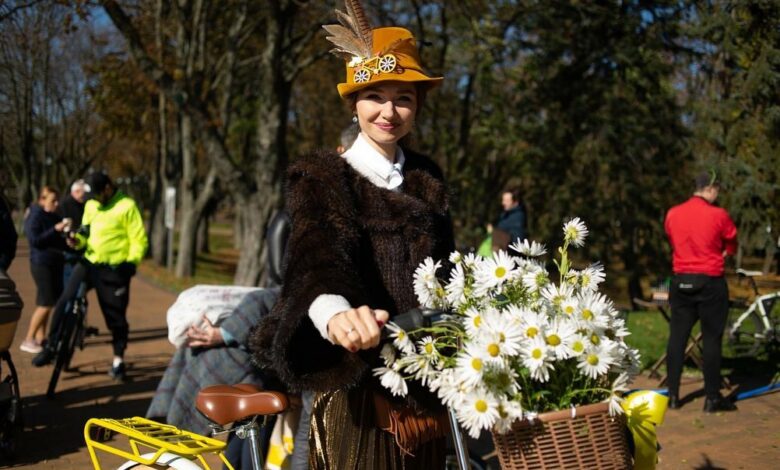 Свято краси та мобільності: в Чернігові пройшов велопарад дівчат (Фото)