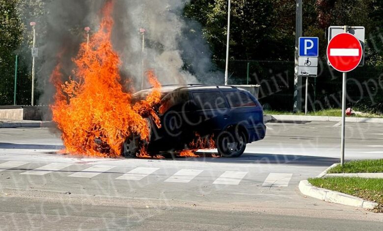 У Чернігові на заправці горить автівка (Фотофакт)