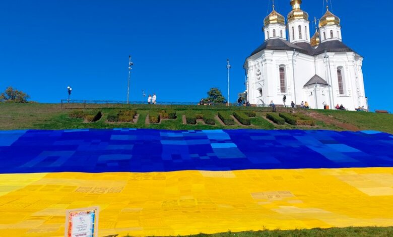 У Чернігові розгорнули найбільший в’язаний прапор України