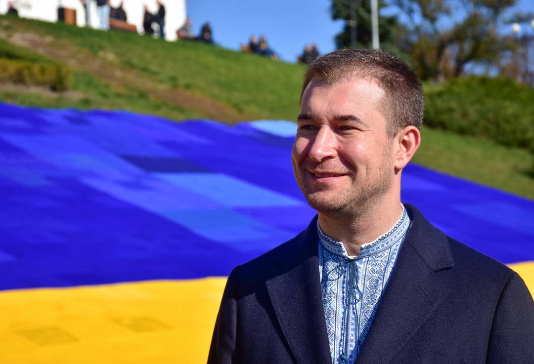 У Чернігові розгорнули найбільший в'язаний прапор України і встановили рекорд