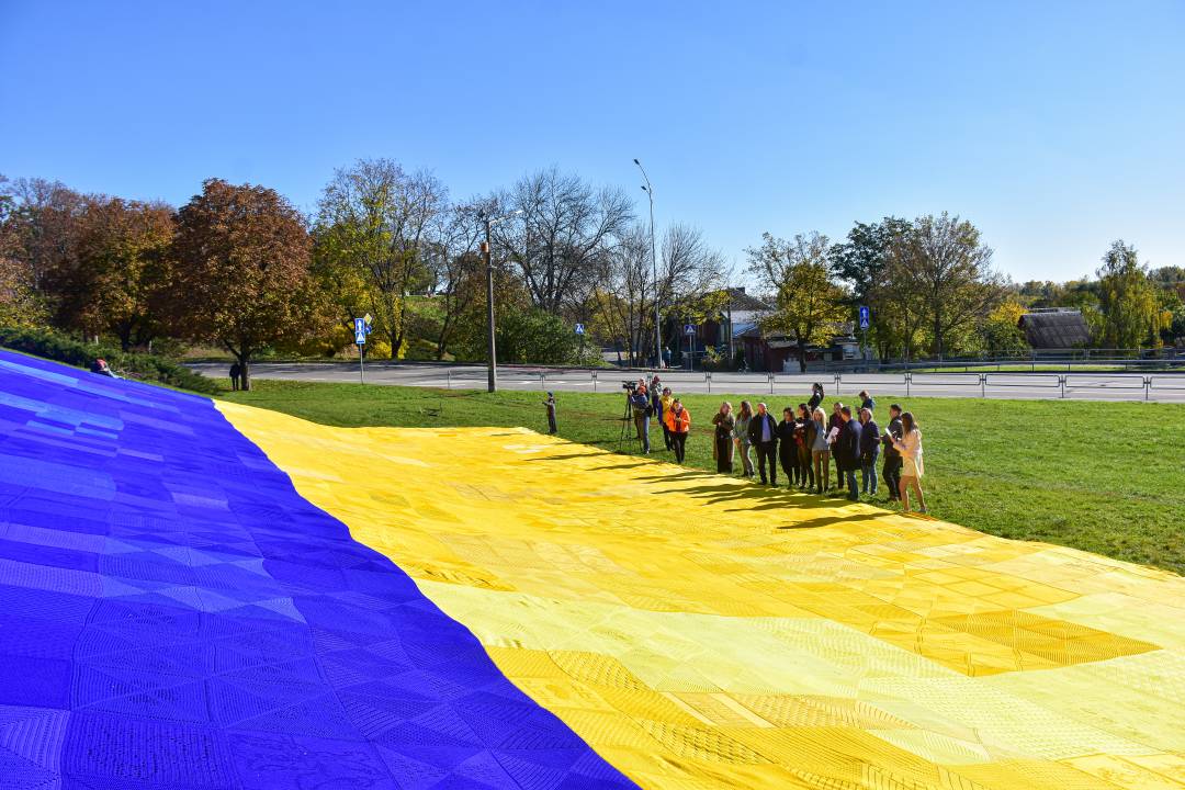 У Чернігові розгорнули найбільший в'язаний прапор України і встановили рекорд