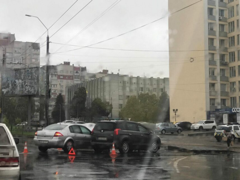 У Чернігові сталася аварія (Фотофакт)
