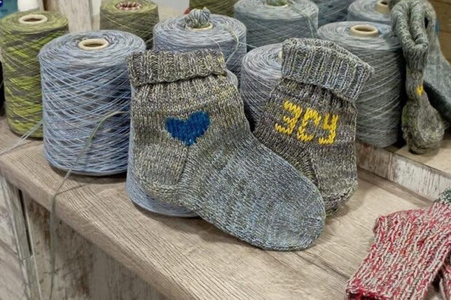 У Корюківці в салоні краси в’яжуть шкарпетки для захисників України
