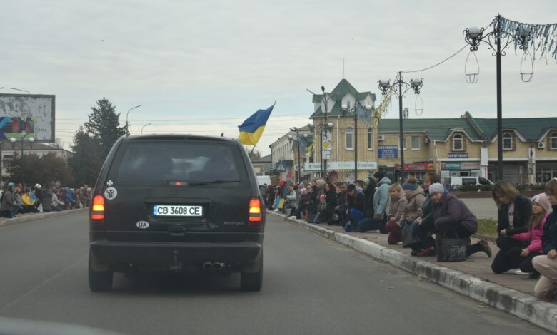 У Носівці загиблого захисника зустрічали живим коридором (Фото)