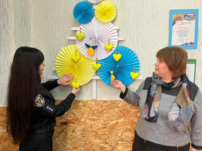У Прилуках поліцейські з дітьми виготовили обереги для захисників України