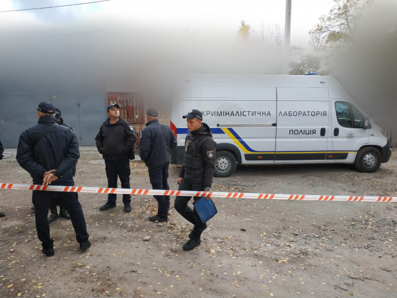 Вибух у Чернігові: вибухотехніки вилучають уламки літального апарату (Фото)