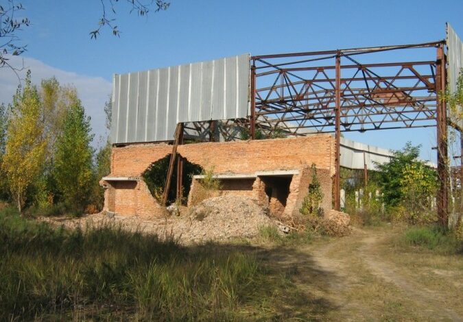 З-під завалів будівлі колишнього цегельного заводу в Чернігові дістали тіло чоловіка