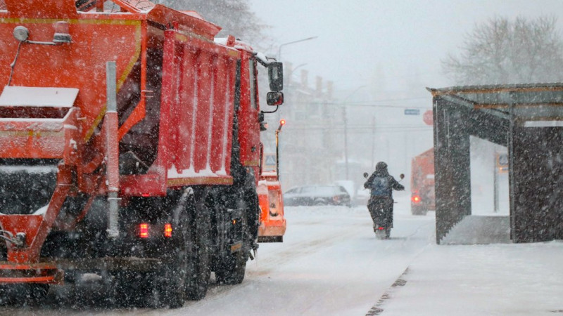 Снігопад у Чернігові: МАЗи, трактори та комунальники розчищають місто