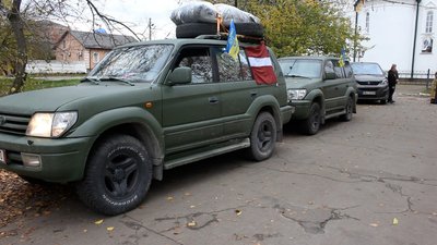 На Чернігівщині волонтери з Латвії передали два позашляховики, наповнені військовою амуніцією та припасами на ЗСУ