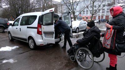 Чернігівець з інвалідністю вперше за три місяці вийшов на вулицю: чому він не полишав квартиру