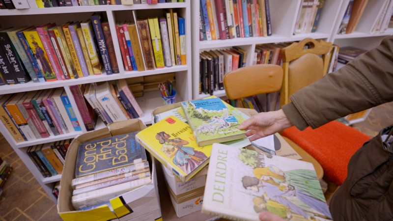 Волонтери передали кілька сотен книг розбомбленій бібліотеці у Чернігові