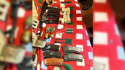 Чотири ручні гранати, тротил, автомат та пістолет: поліція затримала чернігівців, що зберігали зброю