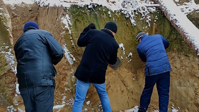 Зачищають окопи та рубають дрова: "Армія порятунку" у Прилуках налічує майже 100 безробітних