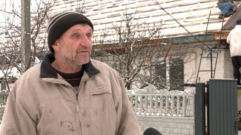 Попри сніг і мінусову температуру поблизу Чернігова відновлюють дах будинку, який постраждав від російських обстрілів