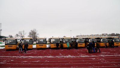 8 громад Чернігівщини отримали нові шкільні автобуси: за які кошти їх придбали