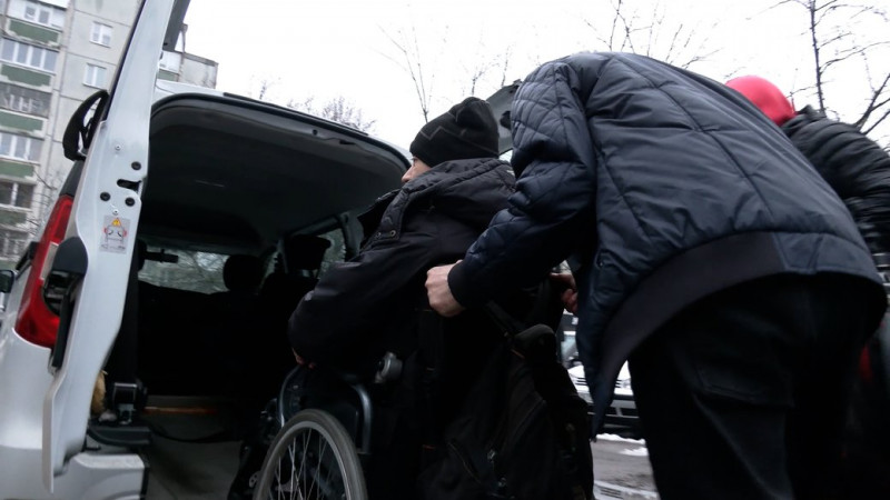 Чернігівець з інвалідністю вперше за три місяці вийшов на вулицю: чому він не полишав квартиру
