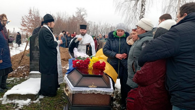 Потрапив під ворожий обстріл: на Чернігівщині поховали бійця, який загинув на Донеччині