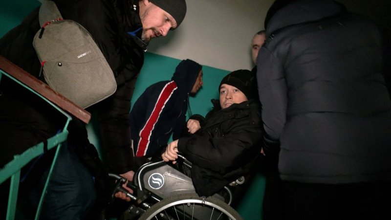 Чернігівець з інвалідністю вперше за три місяці вийшов на вулицю: чому він не полишав квартиру