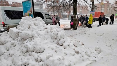 Снігопад у Чернігові: МАЗи, трактори та комунальники розчищають місто