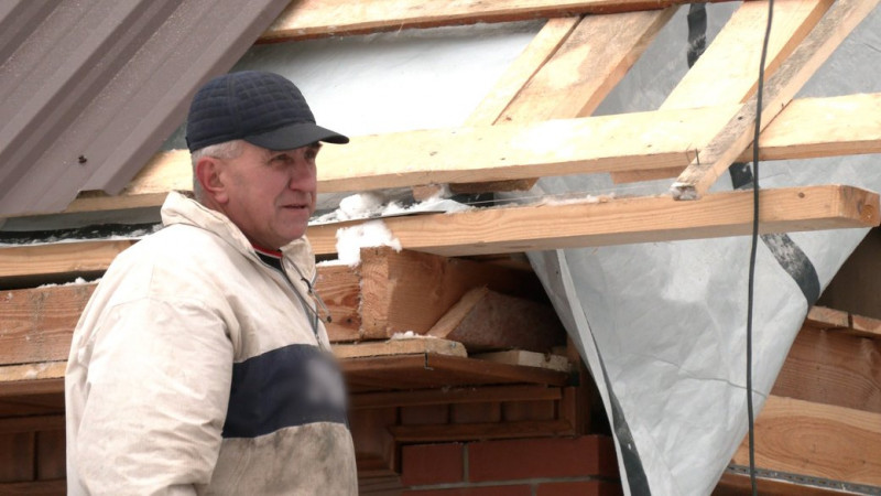 Попри сніг і мінусову температуру поблизу Чернігова відновлюють дах будинку, який постраждав від російських обстрілів