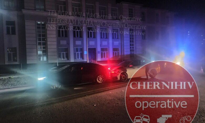 Біля чернігівського суду зіштовхнулися дві автівки (Фотофакт)