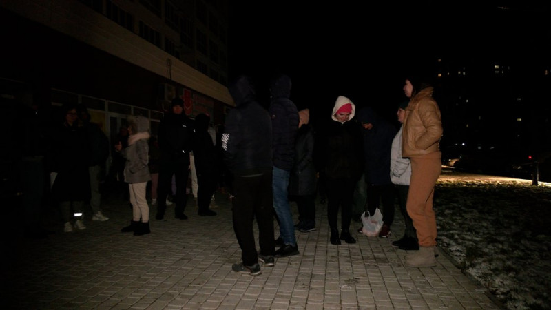 Близько сотні чернігівців, які по 16 годин живуть без електрики, протестували під ОВА: до чого домовилися