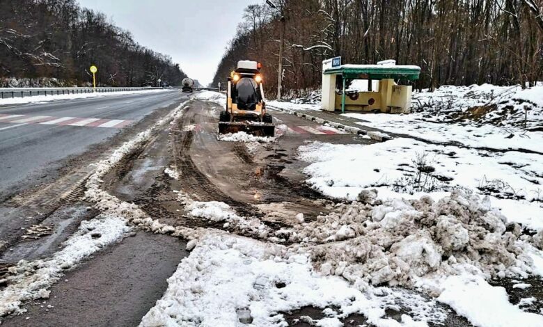 Дорожники Чернігівщини продовжують боротьбу зі снігом та ожеледицею