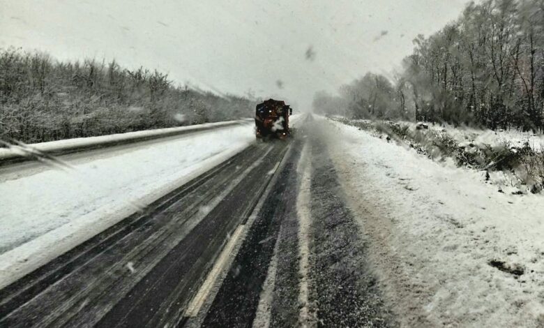 Дорожники ліквідовують наслідки недільного снігопаду на Чернігівщині (Фото)