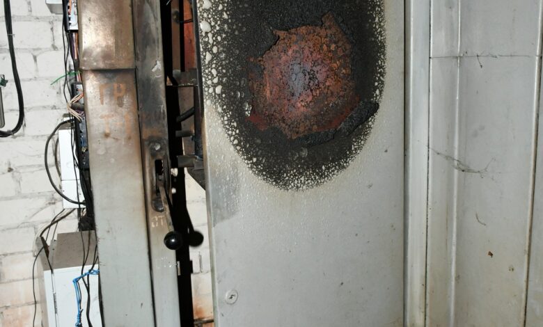 Хотіли перепідключитися самостійно: в Чернігові на електропідстанції сталася пожежа (Фото)