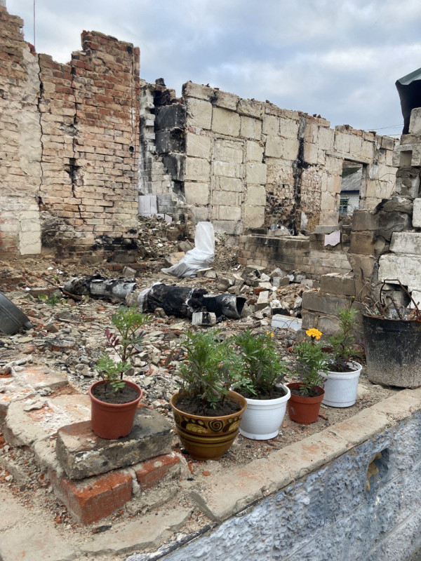 Із цеглин зруйнованих на Чернігівщині будинків у столиці створили інсталяцію (Фото)