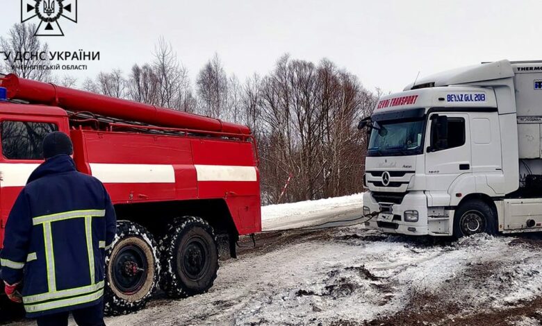 Надзвичайники вивільнили дві вантажівки на дорогах Чернігівщини
