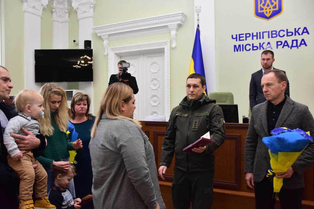Орден за мужність посмертно: у Чернігові під час сесії вручили нагороди родинам військових