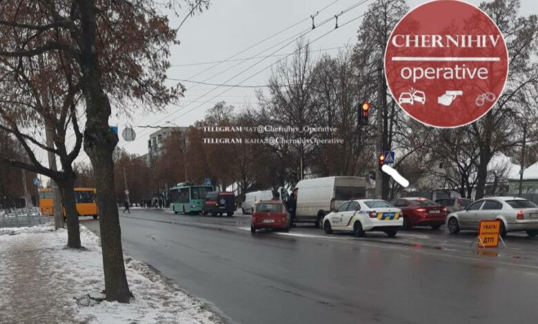 Ожеледиця на дорогах: у Чернігові знову сталася ДТП (Фотофакт)