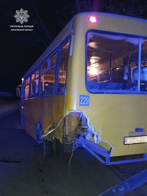 П’яний водій на легковику протаранив автобус із пасажирами