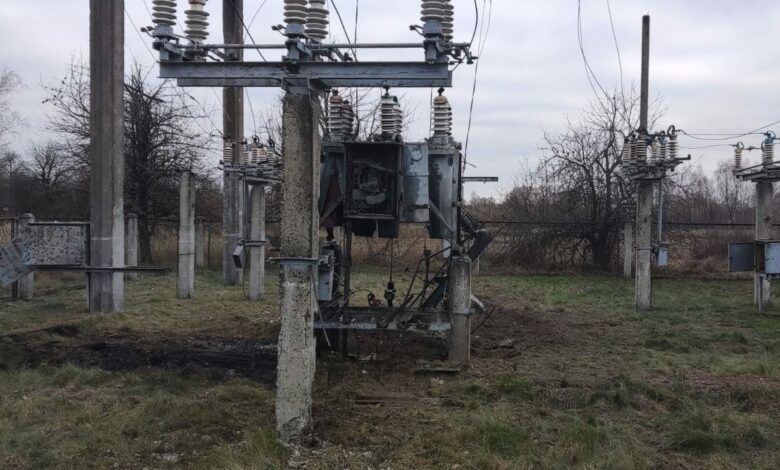 Працюють під обстрілами: чернігівські енергетики відновлюють електропостачання споживачам Семенівської громади (Фото)