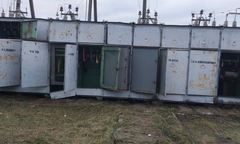 Працюють під обстрілами: чернігівські енергетики відновлюють електропостачання споживачам Семенівської громади (Фото)