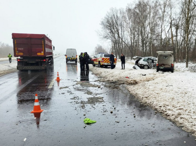 Смертельна ДТП у Чернігівському районі: позашляховик зіткнувся з мікроавтобусом