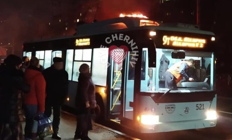 У Чернігові загорівся тролейбус (Фотофакт)