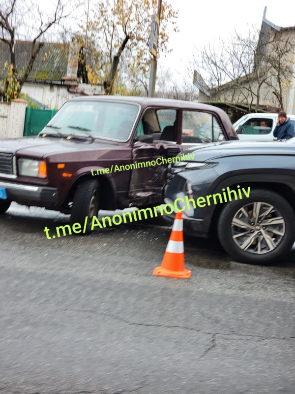 У Чернігові зіштовхнулися дві автівки (Фотофакт)