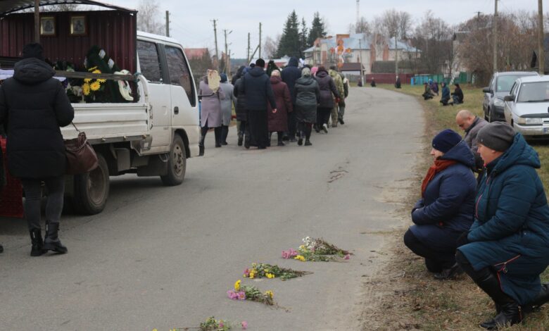 У Новгород-Сіверській громаді поховали Захисника (Фото)