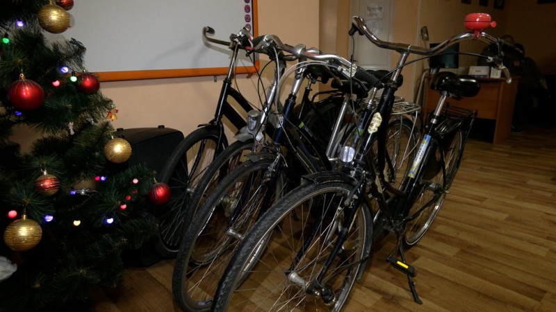 Байки з Європи: працівникам соціального центру в Чернігові передали 10 велосипедів