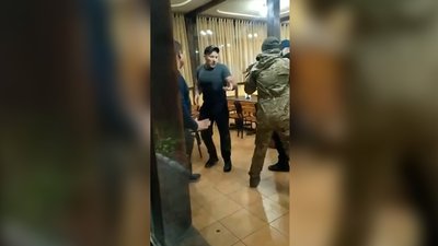 Патрони були холостими: в поліції прокоментували інцидент у кафе в Чернігові, відео з яким поширилося в мережах