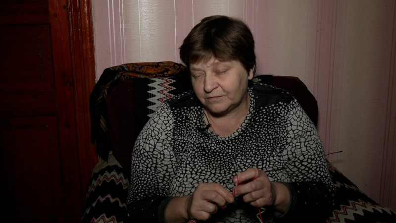 На Чернігівщині незряча жінка в’яже шкарпетки сину, який на фронті, та його побратимам