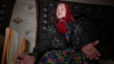 Прислухаються до вибухів і чекають на перемогу: як живуть самотні пенсіонери у терцентрі на прикордонні